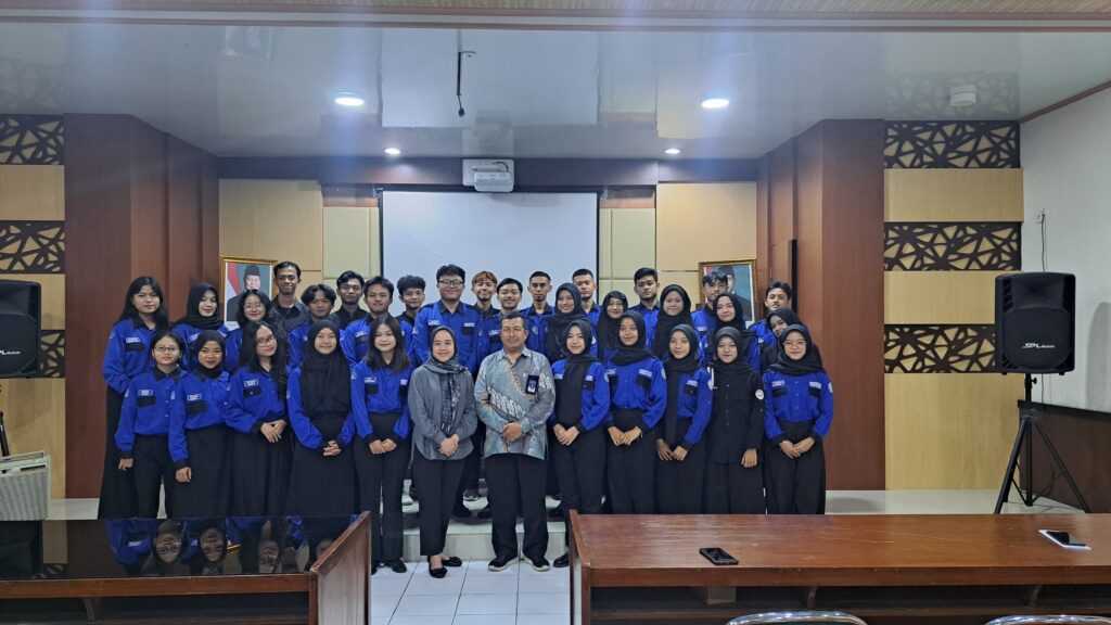 Seluruh pengurus Kabinet Prabhaswara MB UNS periode 2025/2026 berfoto bersama seusai pelantikan.